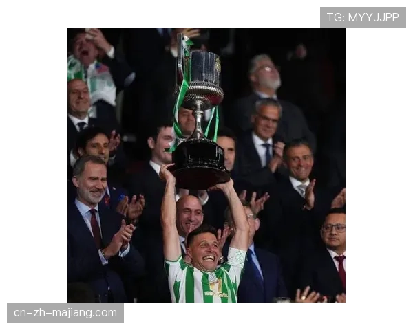 特写：老将华金在贝蒂斯主场完成职业生涯谢幕战，获全场致敬